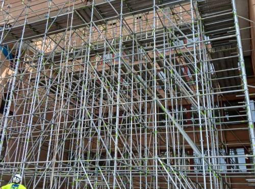 Proyecto de cimbra en el Hotel Las Palmeras: seguridad y precisión